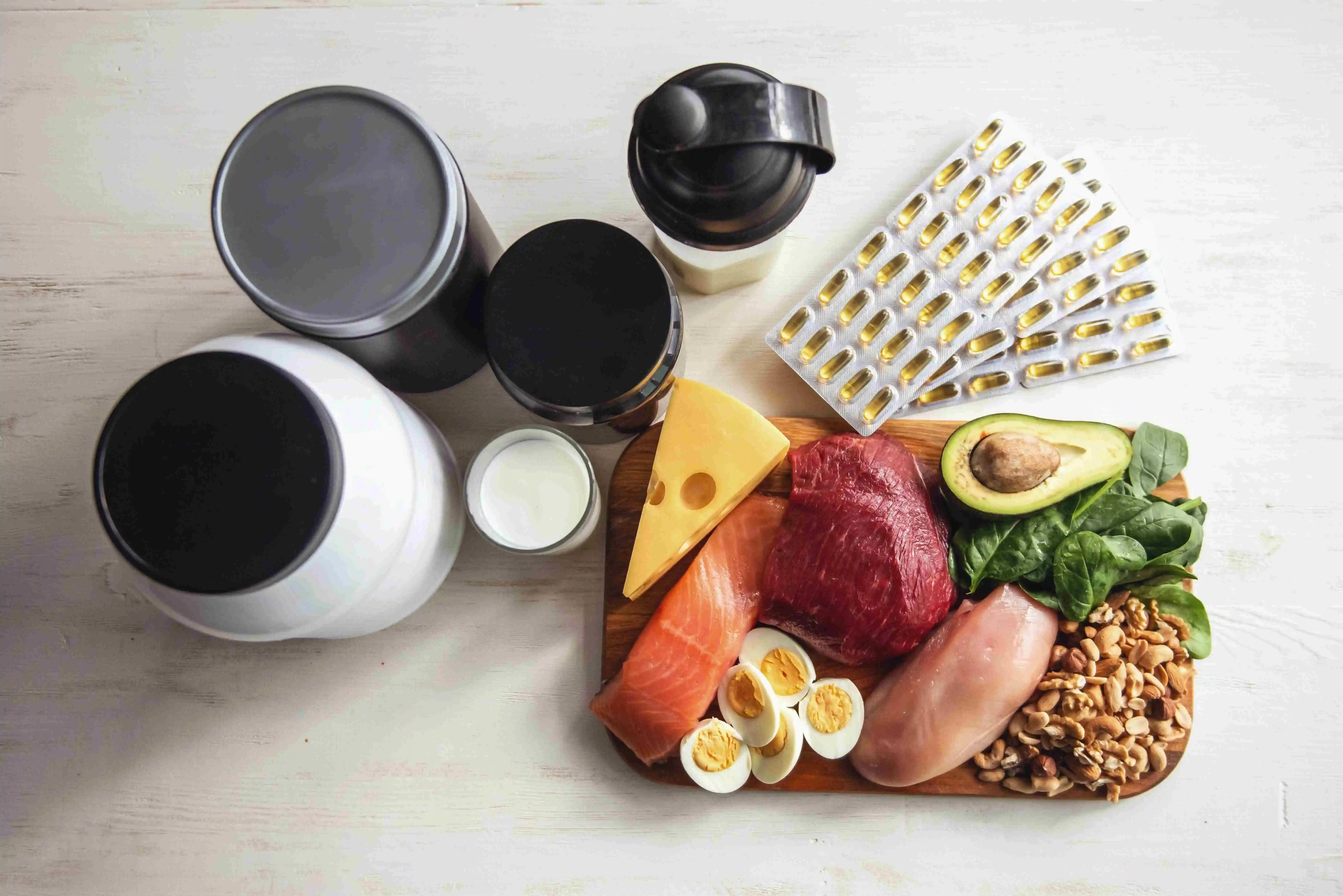 Rangée de compléments naturels SOPK : inositol, vitamine D, oméga-3, zinc sur fond clair